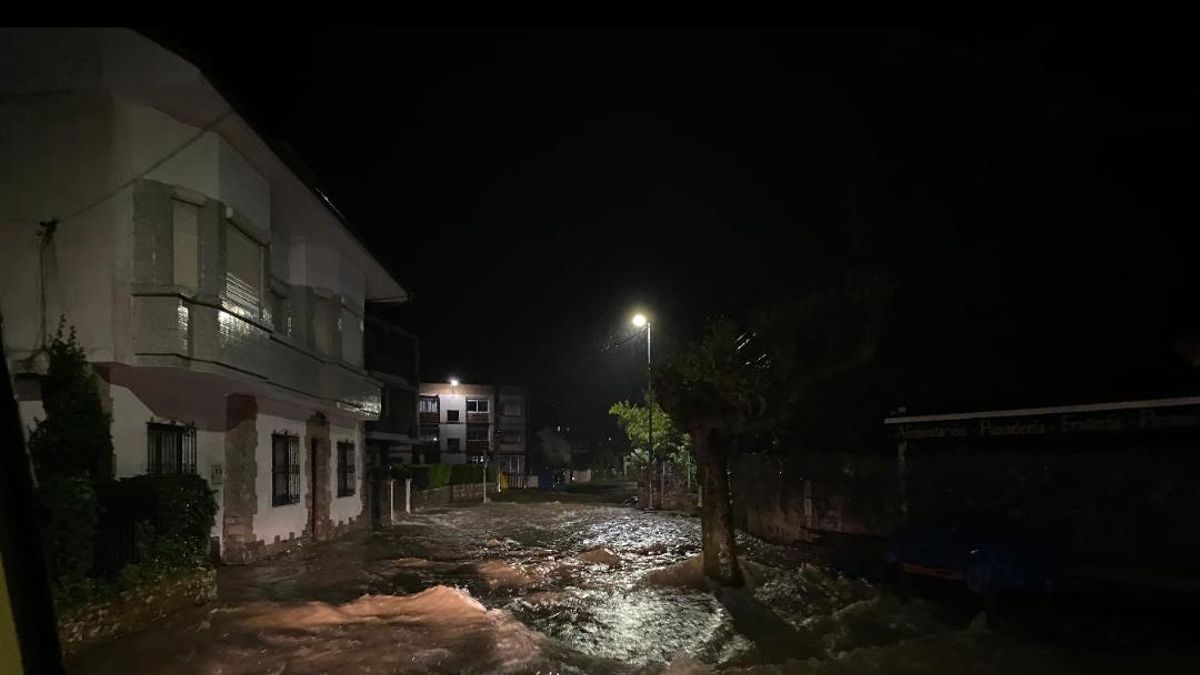 Las intensas lluvias han provocado numerosas inundaciones de casas y garajes en Colunga. 
