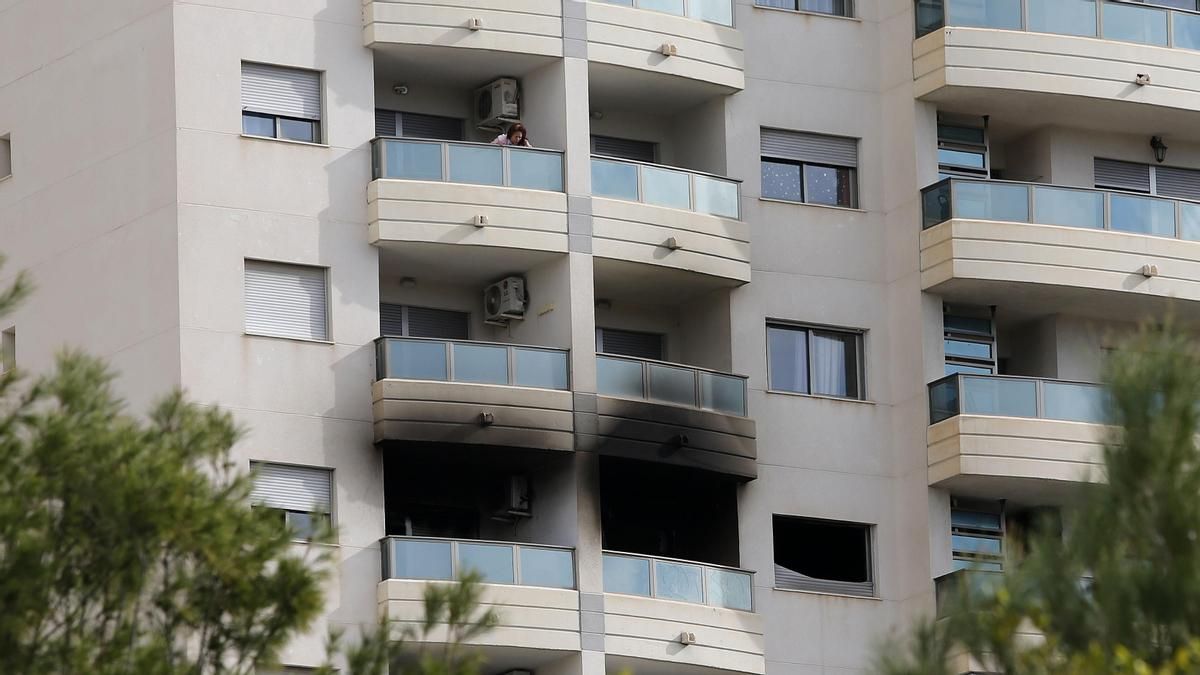 Fachada de la vivienda donde se ha producido un incendio la pasada madrugada, a 4 de marzo de 2024, en Villajoyosa, Alicante