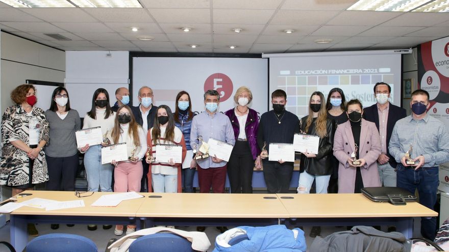 La consejera de Educación, Marina Lombó, en la entrega de premios a alumnos del IES Alisal por ser ganadores de la fase regional del II Concurso de Comunicación Audiovisual sobre Educación Financiera