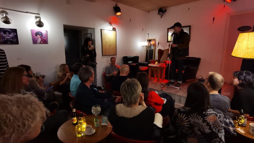 El micrófono abierto de Malasaña que se convirtió en un refugio para angloparlantes: "Se sienten como en casa"