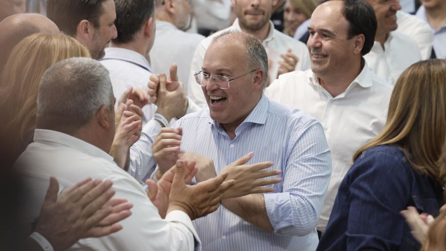 Miguel Tellado saluda a los militantes y simpatizantes a su llegada este jueves a la Cena de Verano del PP de la ciudad de Valencia.