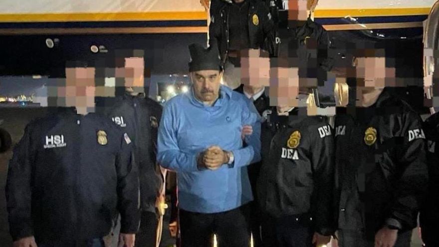 Agentes de la DEA posan junto a Nicolás Maduro tras su captura.