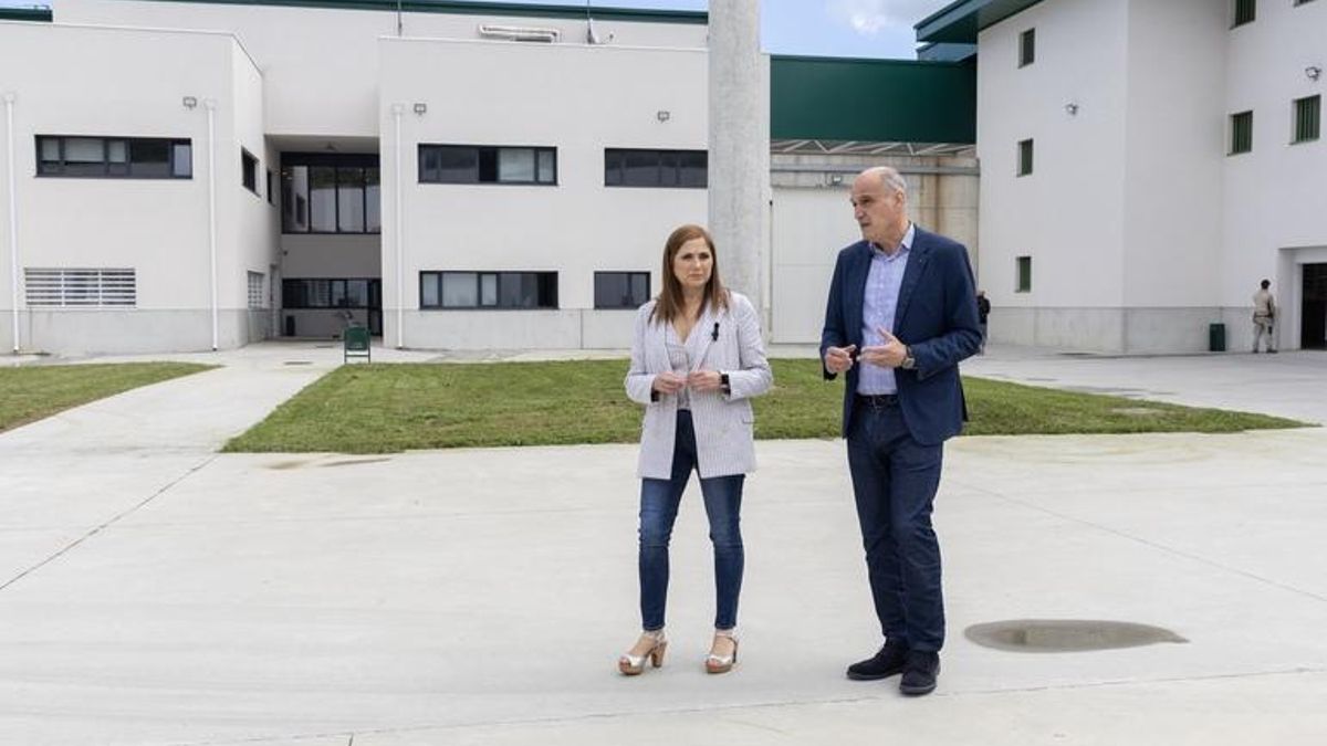 La consejera María Jesús San José ante el nuevo centro penitenciario de Zubieta.