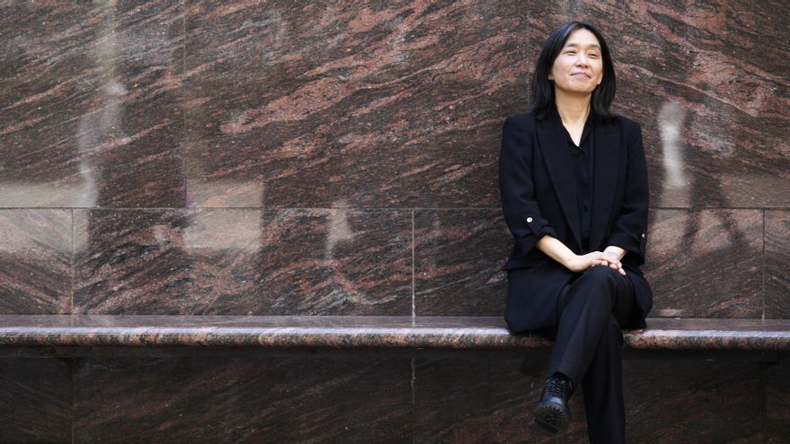 Han Kang posa en el Centro de Cultura Contemporánea de Barcelona (CCCB)