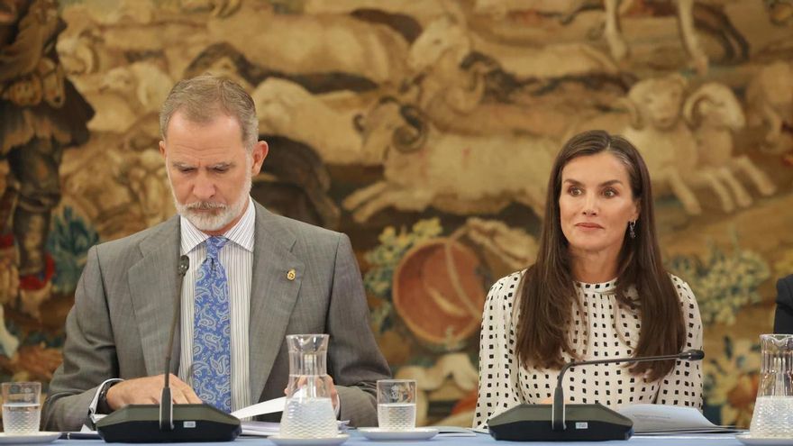 Los reyes Felipe VI y Letizia durante la reunión anual de los miembros del patronato de los Premios Príncipe de Asturias.