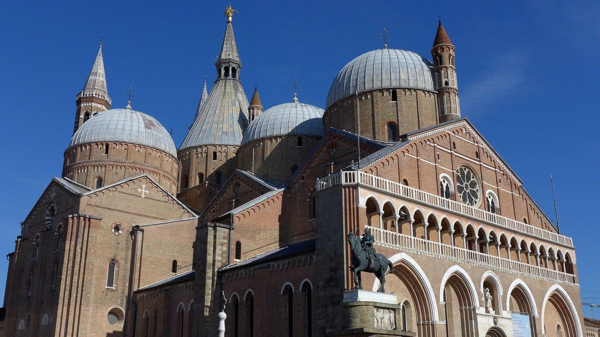 Exterior de la Basílica de San Antonio de Padua.