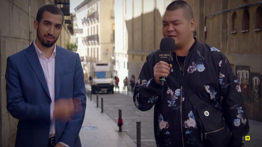 Isma Juárez, bromeando a cámara mientras Sunbao canta