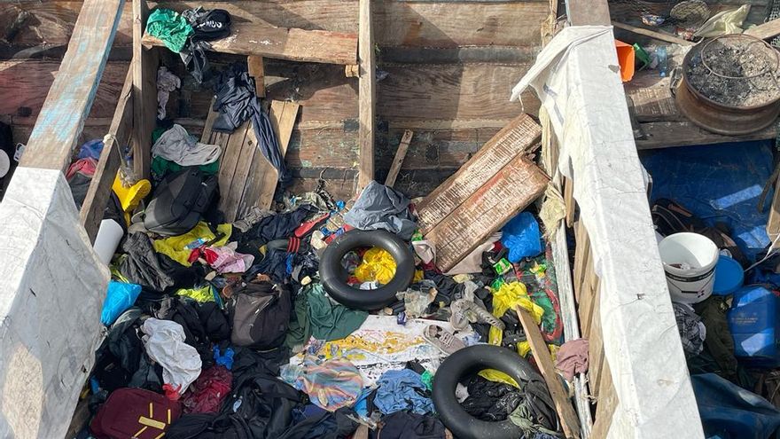 Pedazos de madera, flotadores y arroz: los restos de una travesía en cayuco hasta El Hierro