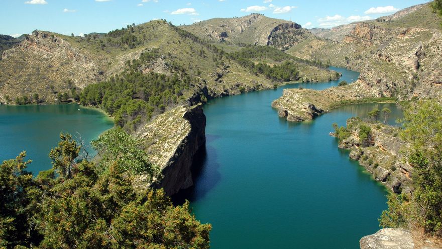 Un baño entre naturaleza: el embalse que está entre Cuenca y Guadalajara perfecto para una escapada refrescante