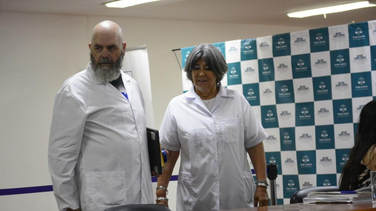 Los docentes misioneros Leandro Sánchez y Mónica Gurina, durante el primer día del juicio en su contra.