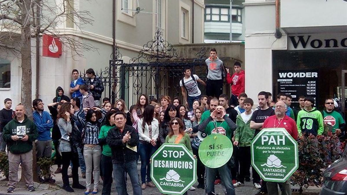 Los miembros de la PAH de Santander en una de sus acciones de protesta.