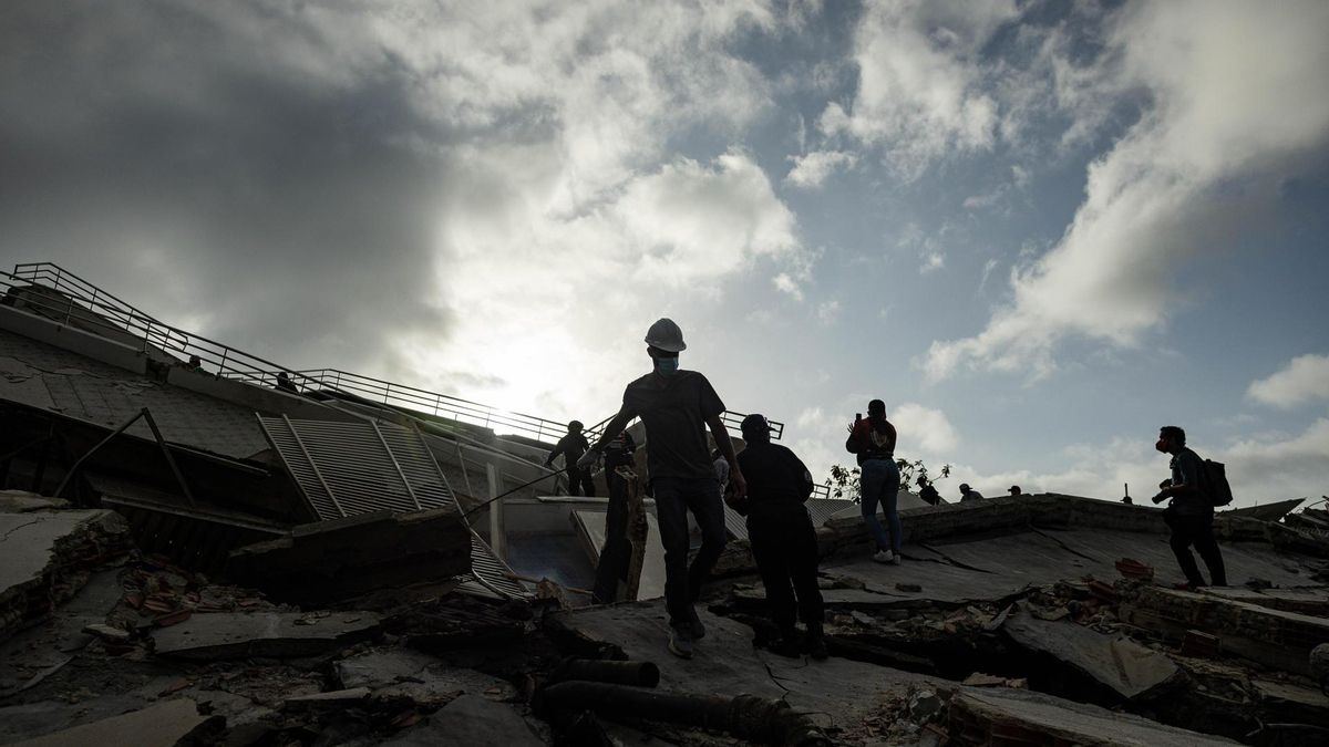 Rescatistas participando en labores de búsqueda en un edificio afectado por los terremotos en La Guaira (Venezuela).