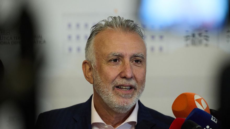 Archivo - El ministro de Política Territorial y Memoria Democrática, Ángel Víctor Torres, atiende a los medios de comunicación tras una reunión en la sede del Ministerio, a 16 de julio de 2025, en Madrid (España). El encuentro tiene lugar en el contexto d