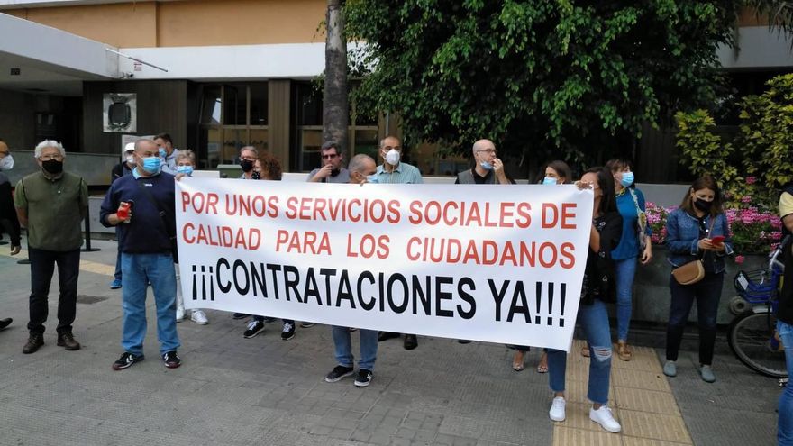 Trabajadores sociales en una concentración en Las Palmas de Gran Canaria (Foto de IC).