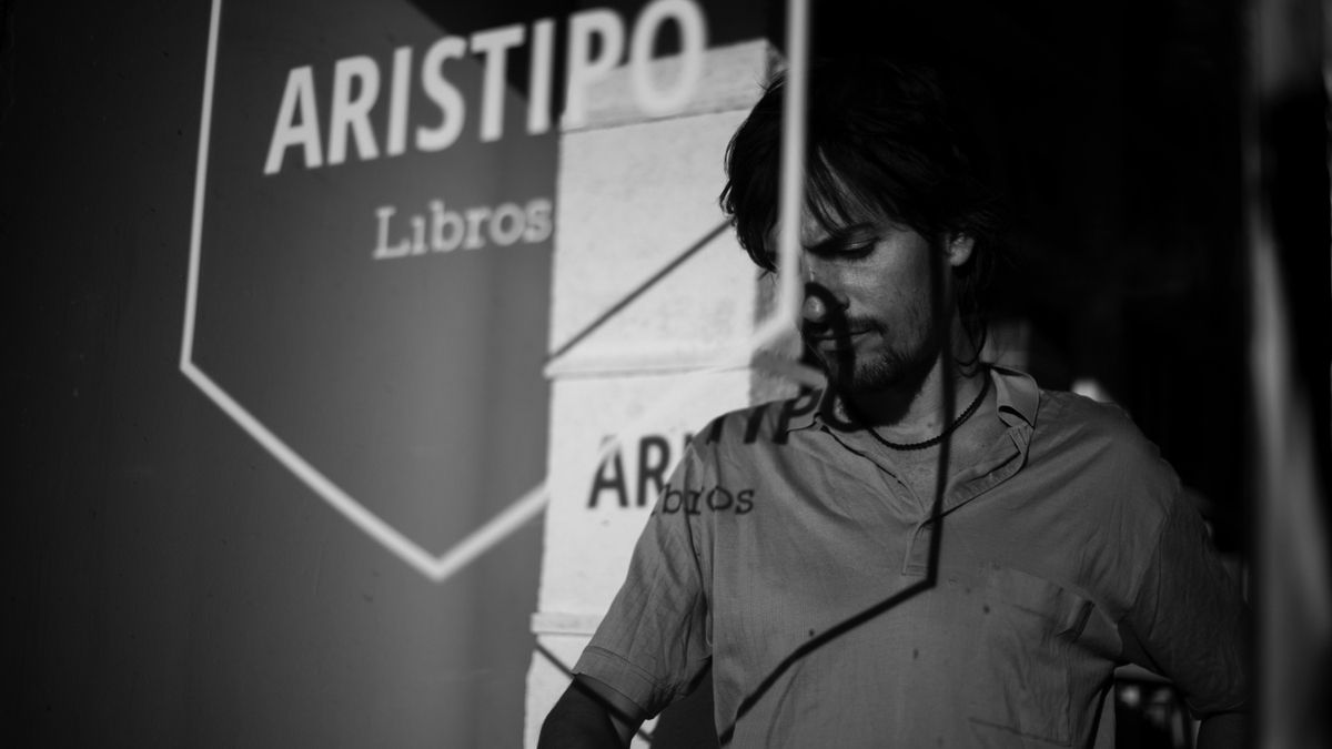 Rago es dueño de Aristipo Libros, una librería de usados ubicada en el barrio porteño de Villa Crespo que se especializa en literatura y filosofía.