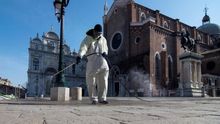 Un operario desinfecta la plaza de San Marcos en la ciudad de Venecia.