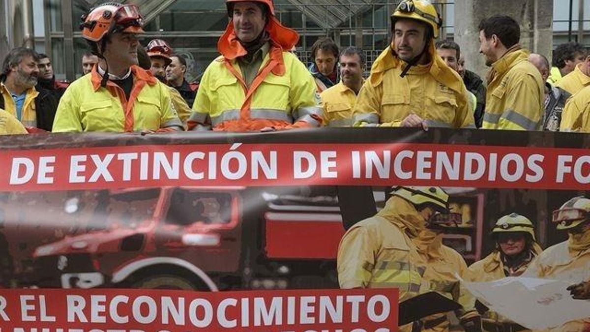 Agentes forestales durante una protesta frente a la sede del Gobierno regional.