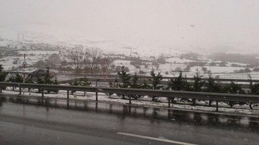 Nieve en Cantabria, carreteras. Foto de archivo.