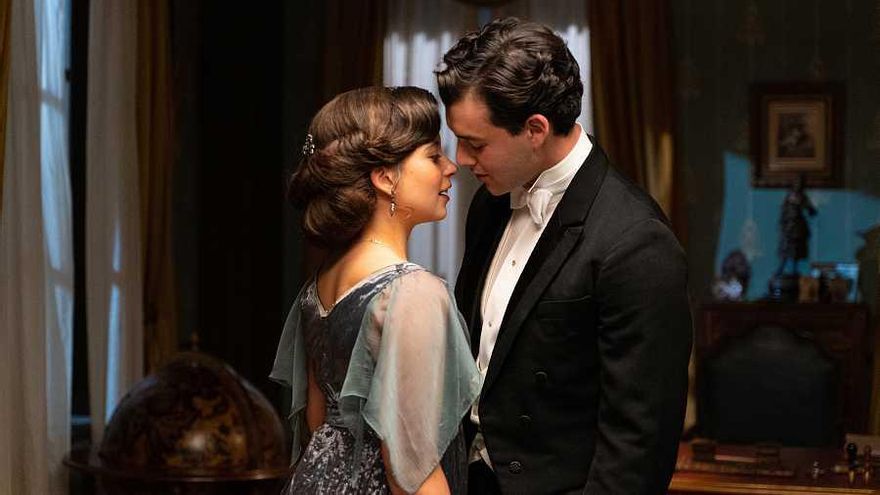 El primer beso de Martina y Curro en 'La Promesa'