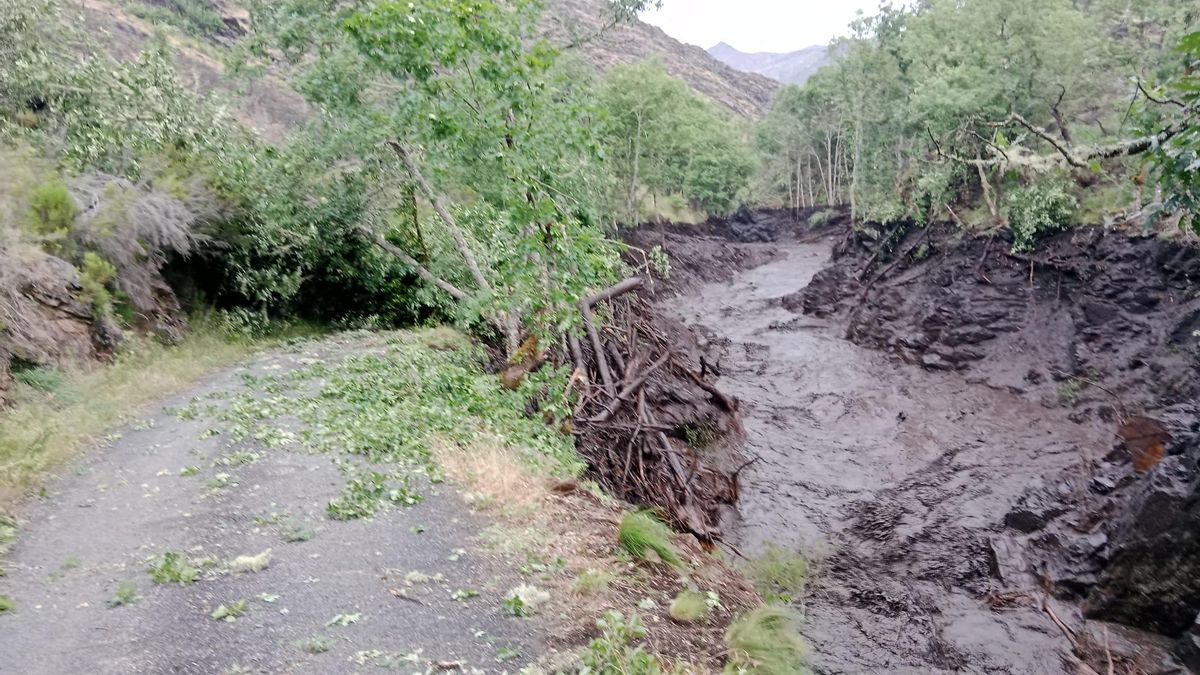 Una tormenta y los arrastres de los incendios del verano de 2025 dejan incomunicado el Valle de Fornela.