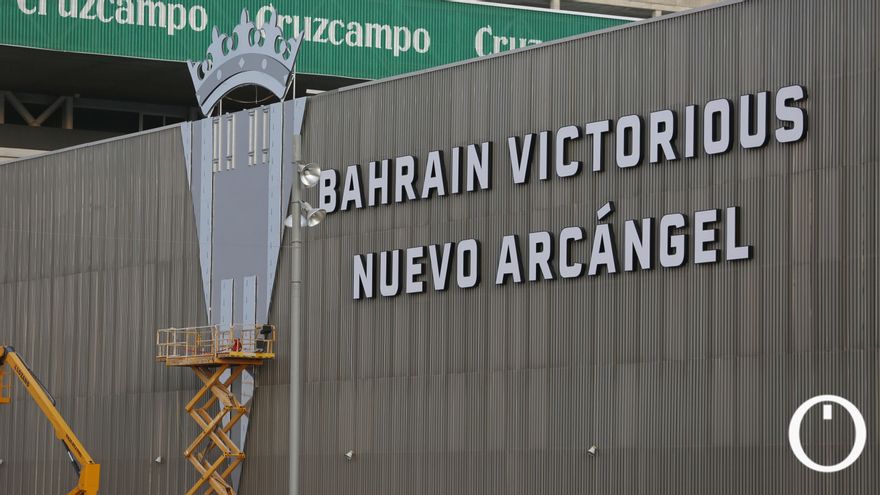 El gran escudo del Córdoba CF ya se aprecia en la fachada norte de El Arcángel