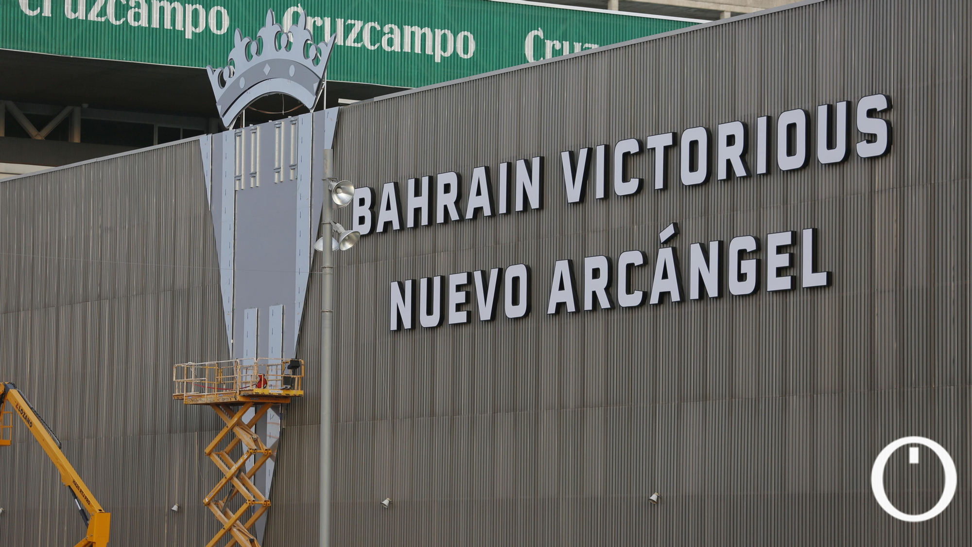 Escudo del Córdoba CF en el luminoso de fondo norte
