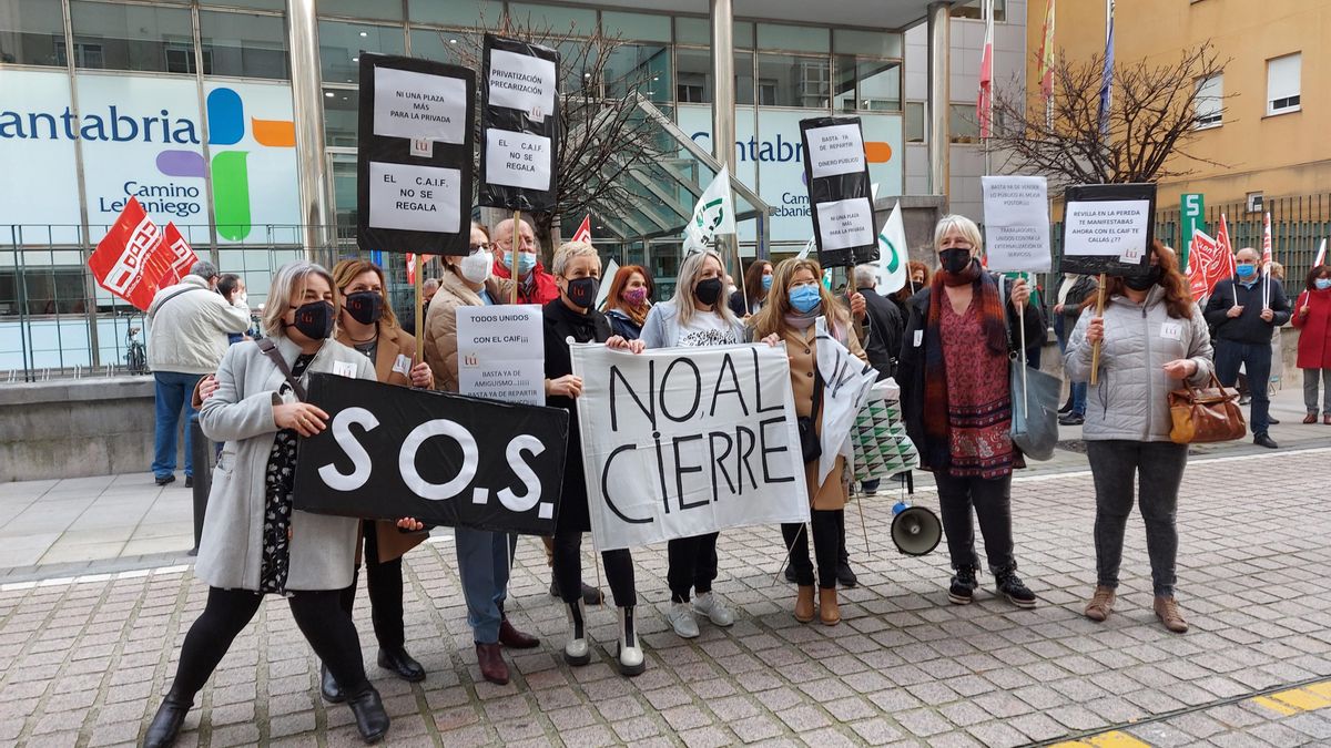 Manifestación de los sindicatos ante la sede del Gobierno por el cierre del centro de menores CAIF