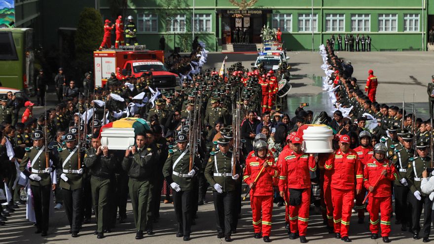 Bolivia despide con honores a policías fallecidos durante los bloqueos de afines a Morales