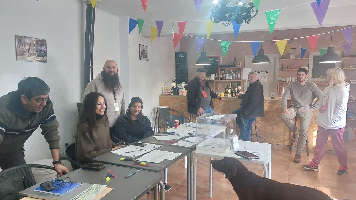 Miembros de la mesa, el alcalde y el apoderado del PSOE