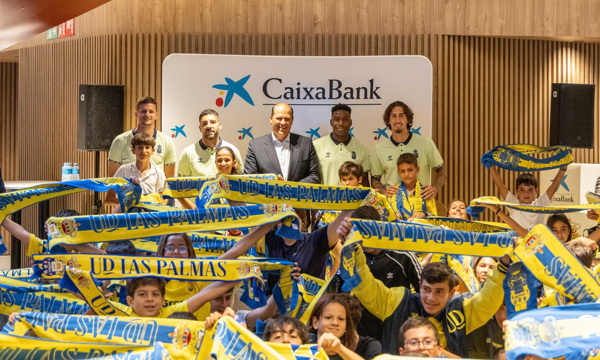 CaixaBank celebra un ‘Meet&Greet’ con jugadores de la Unión Deportiva Las Palmas en la oficina ‘all in one’ Gran Canaria.