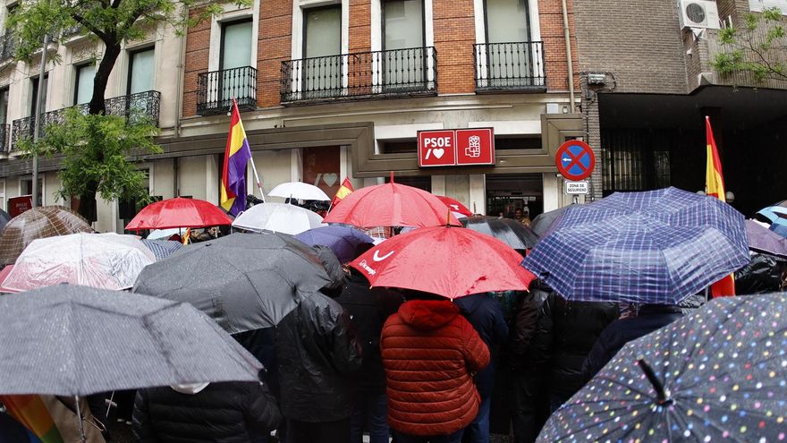 Militantes de las agrupaciones socialistas de toda España han comenzado a llegar desde primera hora de la mañana a las inmediaciones de la sede del PSOE, en la calle Ferraz, de Madrid, donde a las 10:30 horas comienza el Comité Federal de apoyo a Pedro Sánchez.