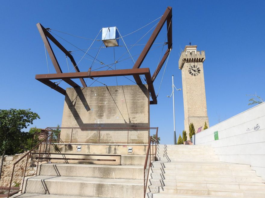 Lo viejo y lo nuevo. Torre de Mangana y una de las instalaciones del Museo de la Ciencia de Cuenca.
