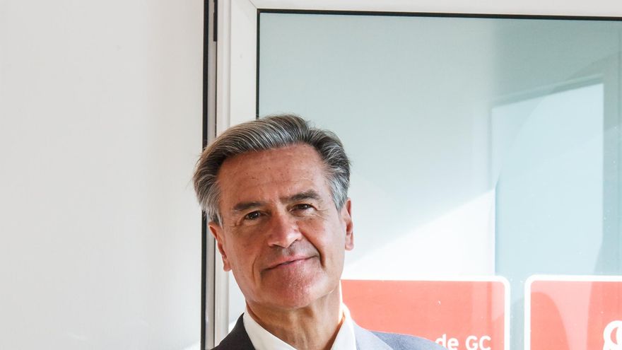 El eurodiputado socialista y presidente de la Comisión de Libertades Civiles, Justicia y Asuntos de Interior del Parlamento Europeo, Juan Fernando López Aguilar, posa después de una entrevista para Europa Press, en la sede del PSOE de Las Palmas