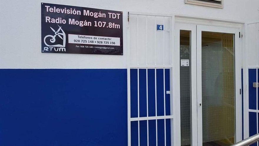 La productora que explota la televisión pública de Mogán defiende a su director, denunciado por abuso sexual