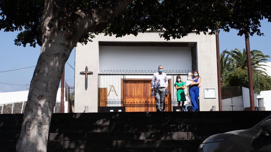 Una familia saliendo de un bautismo celebrado el 9 de octubre en el barrio de La Laguna