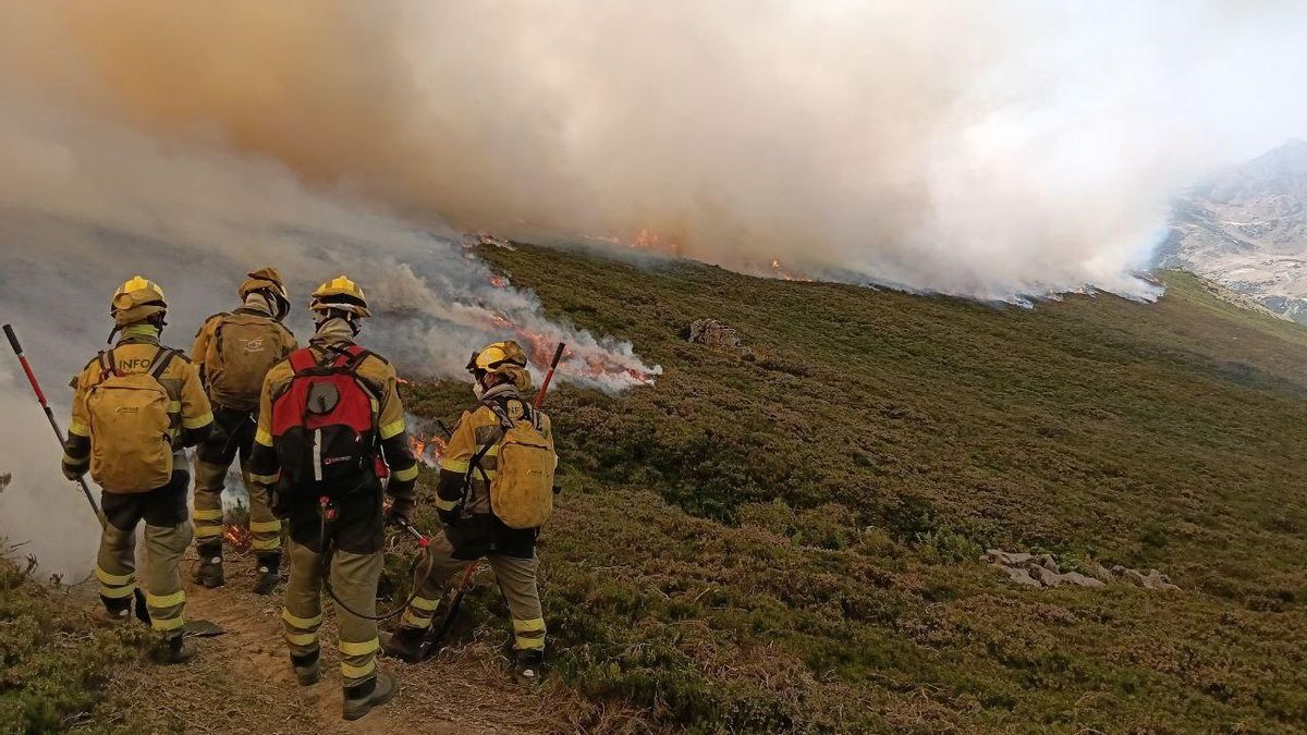 El operativo INFOAR haciendo labores de fuego técnico para intentar perimetrar el incendio del La Uña