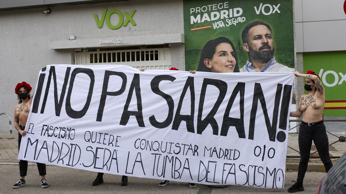 Dos activistas de Femen protestan ante la sede de Vox en Madrid con el lema 'No pasarán'