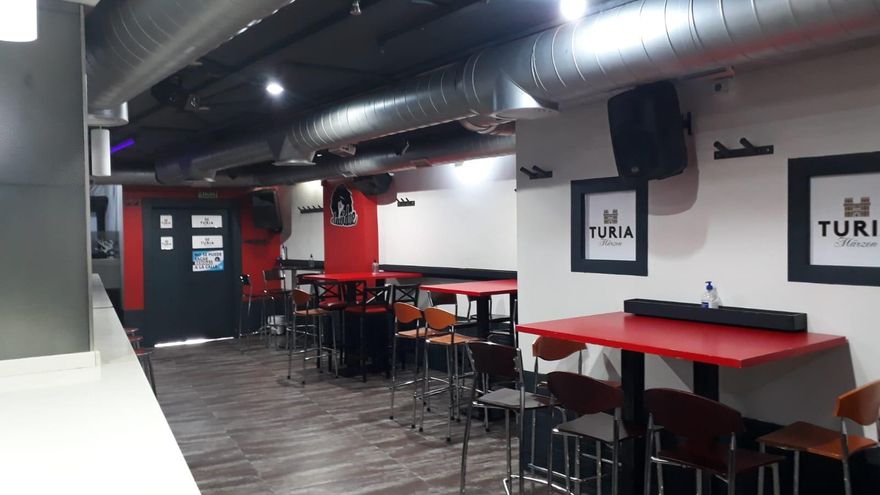 Pub Davidue con las mesas separadas