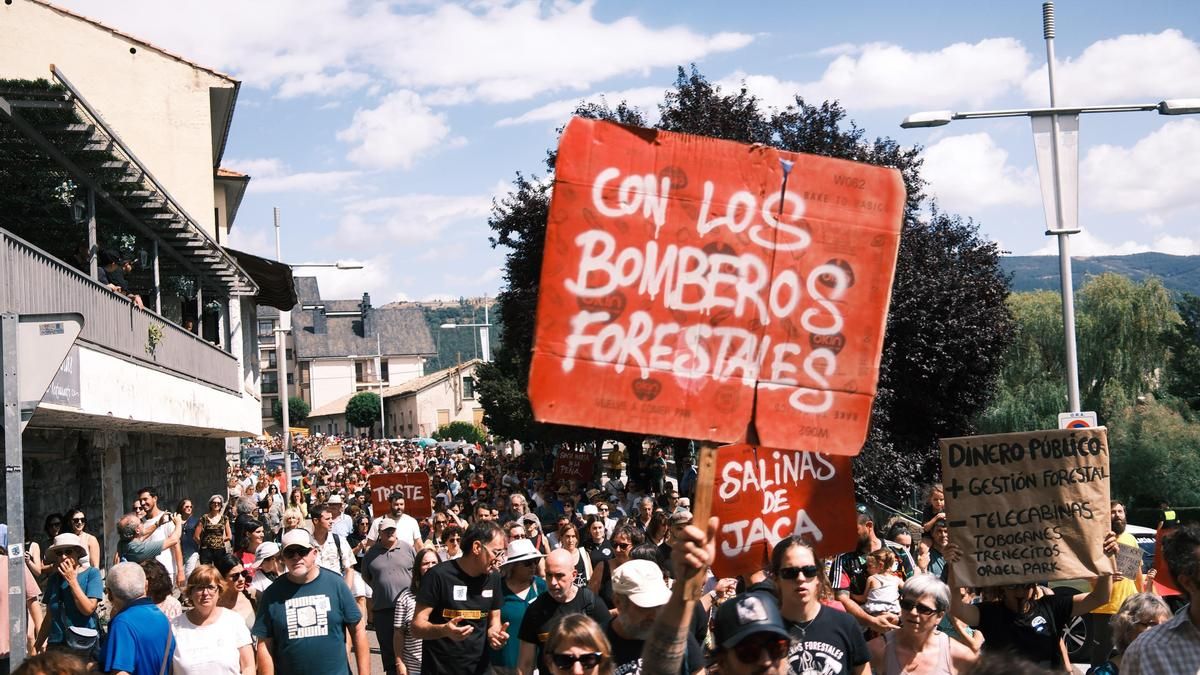 Miles de personas cargan contra el Gobierno de Aragón por la gestión de los incendios: "Eran prevenibles y previsibles”