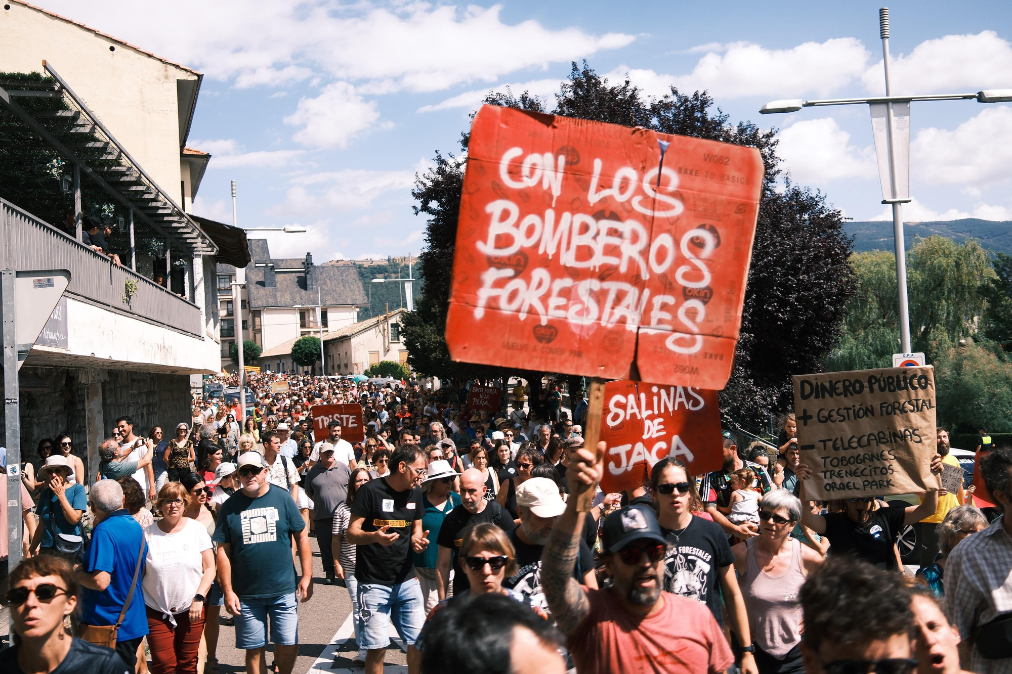 Manifestación de Pirineo Digno con los Bomberos Forestales en Jaca.