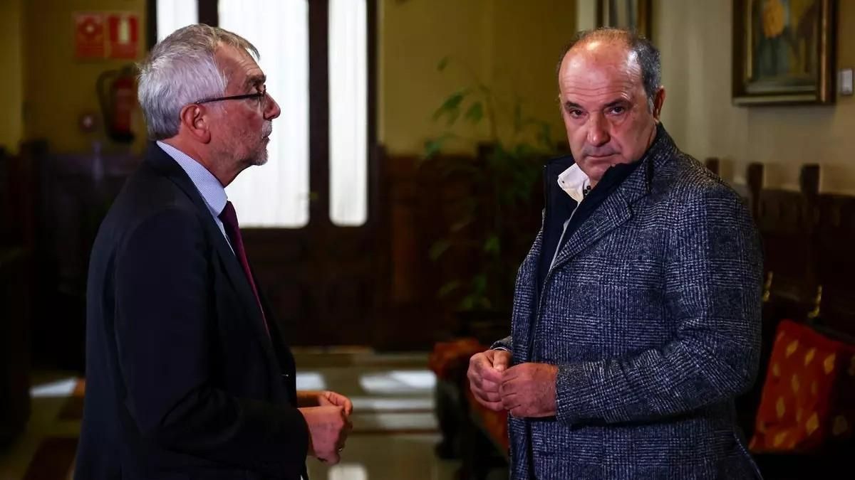 El abogado Luis Tuero, a la izquierda, junto al empresario Jesús Rodríguez Morán, conocido como 'Chus Mirantes', en el Parlamento asturiano.