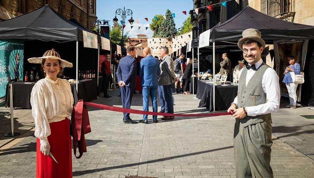Imagen de los stands de la Feria Modernista en el entorno de Gaudí en el centro de León, archivo.
