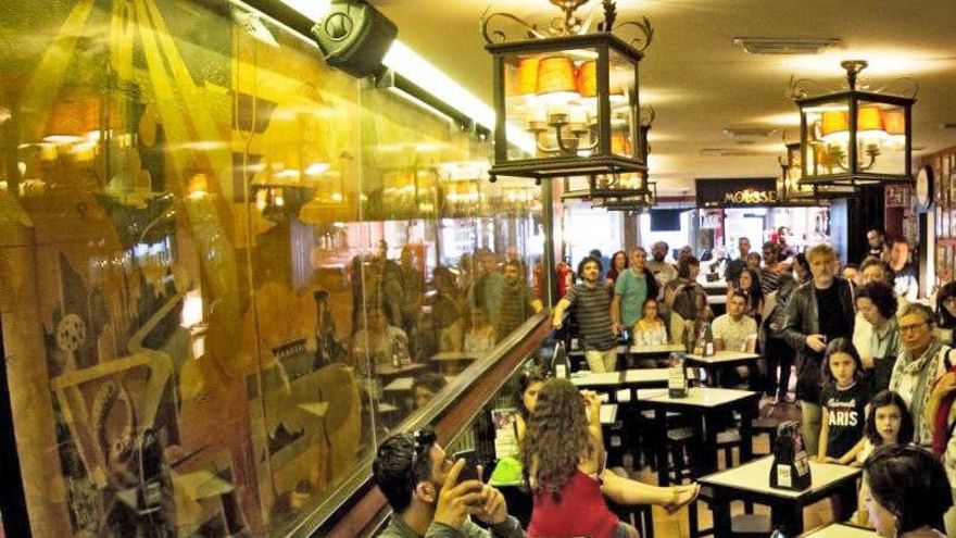 El deslumbrante mural de Urbano Lugrís escondido en un 100 Montaditos del corazón turístico de Compostela