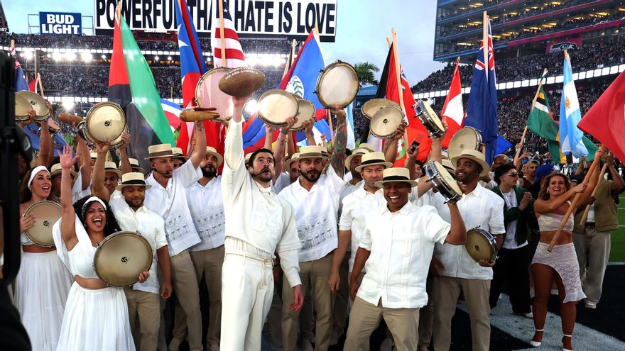 Bad Bunny encumbra todos los colores en la Super Bowl