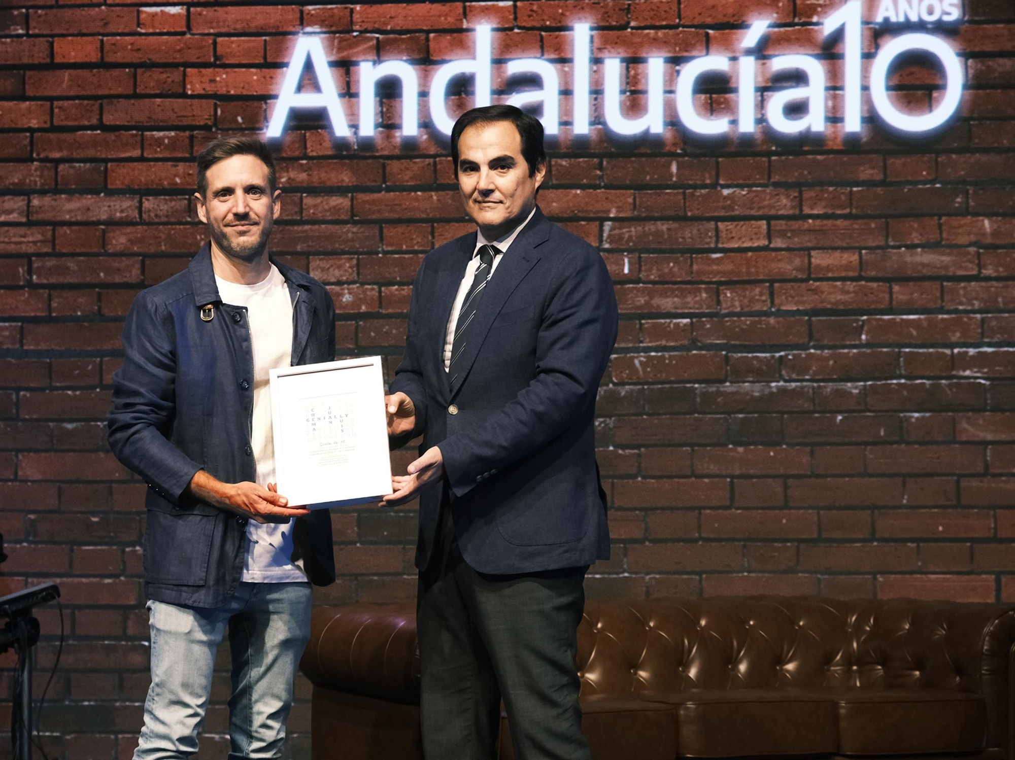 El consejero de Justicia, José Antonio Nieto, entregando el premio al representante de Genially