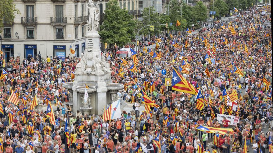 La lluvia desluce una Diada con menos manifestantes y con tensión por Aliança Catalana