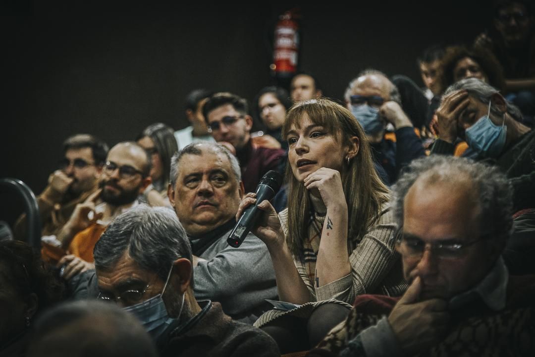 Una joven lanza una pregunta a los ponentes durante las jornadas