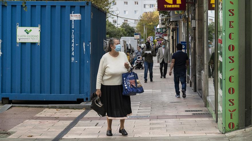 Una mujer pasea por Santander.