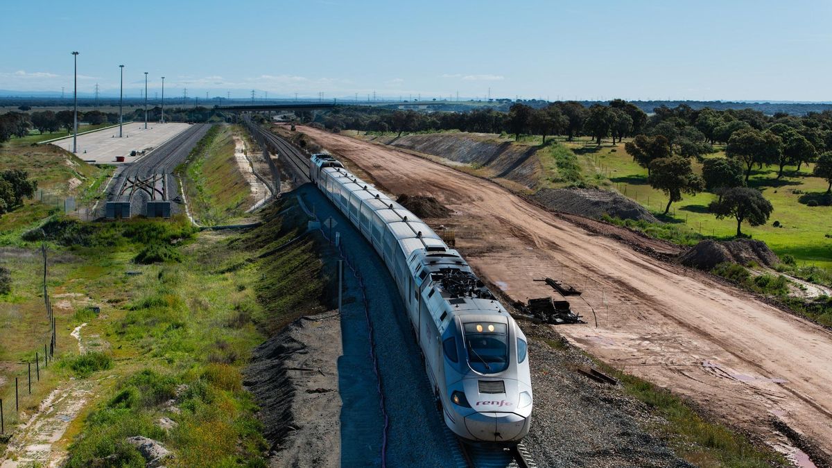 Un Alvia Madrid-Badajoz pasando este jueves pasado junto a la terminal ferroviaria de Expacio Navalmoral de la Mata