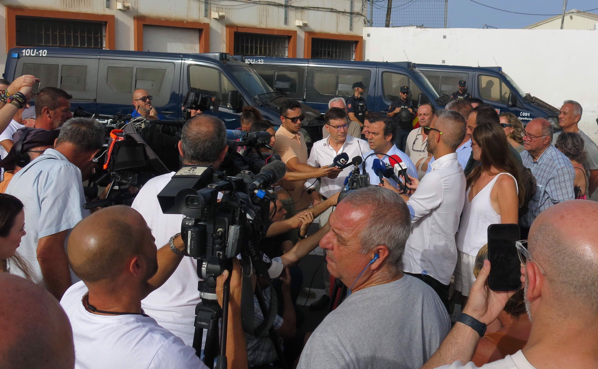 The Vox candidate for the Congress of Deputies for Las Palmas, Alberto Rodríguez, and the far-right deputy in the Canarian Parliament, Nicasio Galván, at the concentration held near a reception centre in Gran Canaria